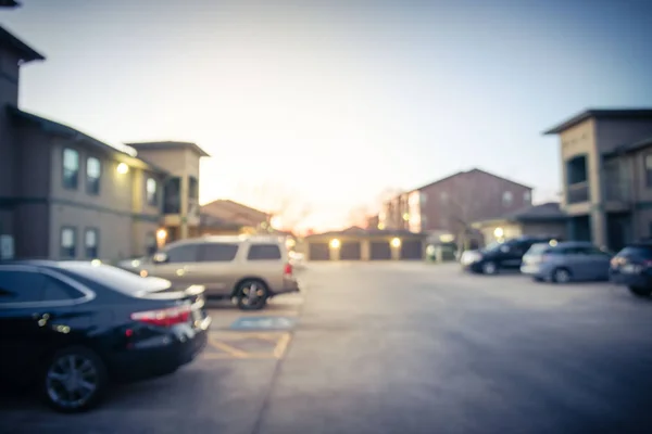 Image filtrée arrière-plan flou occupé parkings découverts au complexe d'appartements en Amérique — Photo