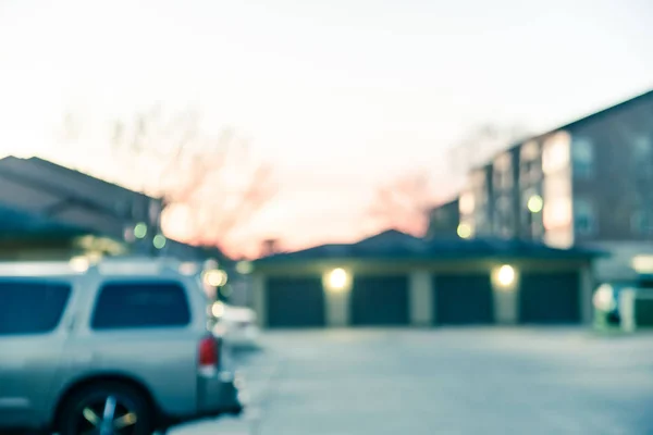 Immagine filtrata sfondo sfocato occupato parcheggi scoperti a complesso di appartamenti in America — Foto Stock