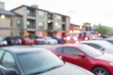 Amerika'da apartman kompleksinde bulanık arka plan yangın felaket olay