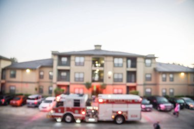 Amerika'da apartman kompleksinde bulanık arka plan yangın felaket olay