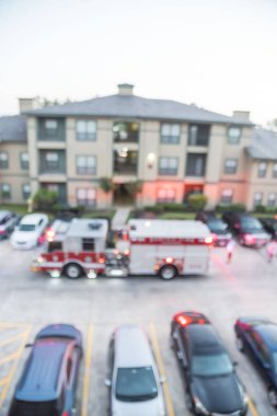 Amerika'da apartmanda itfaiye araçlarının bulanık arka plan havadan görünümü