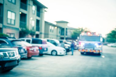Amerika'da apartman kompleksinde bulanık arka plan yangın felaket olay