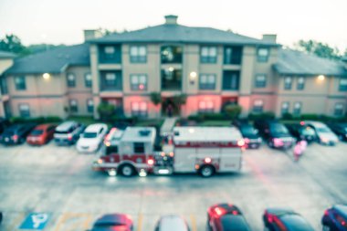 Amerika'da apartmanda itfaiye araçlarının bulanık arka plan havadan görünümü