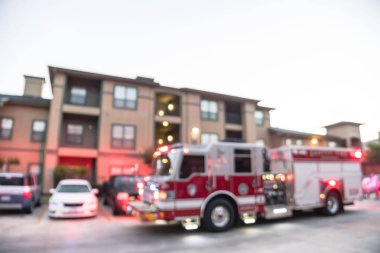 Amerika'da apartman kompleksinde bulanık arka plan yangın felaket olay