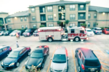 Amerika'da apartmanda itfaiye araçlarının bulanık arka plan havadan görünümü