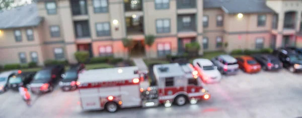 Vista panorâmica vista de fundo desfocada vista aérea de caminhões de bombeiros no prédio de apartamentos na América — Fotografia de Stock