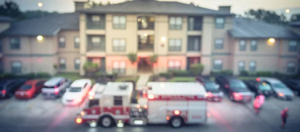 Πανοραμική θέα θολή φόντο εναέρια θέα των πυροσβεστικά οχήματα στο κτίριο διαμέρισμα στην Αμερική — Φωτογραφία Αρχείου
