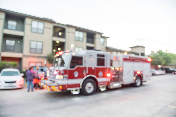 Пожар на заднем плане в жилом комплексе в Америке
