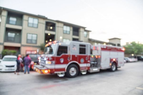 Пожар на заднем плане в жилом комплексе в Америке
