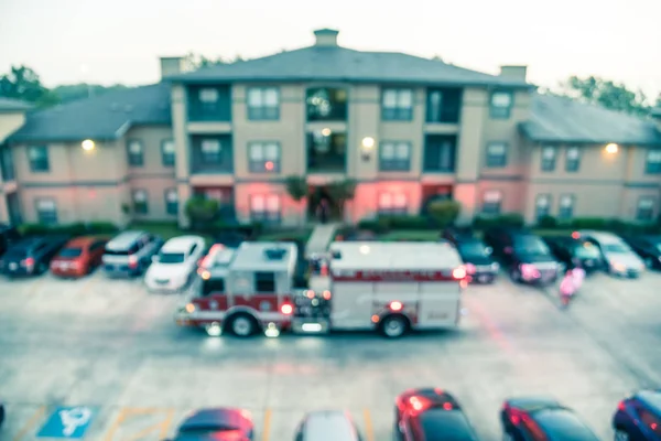 Suddig bakgrund antenn syn på brandbilar i flerbostadshus i Amerika — Stockfoto
