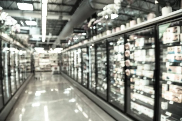 Фильтрованное изображение размытый фон замороженный и обработанный выбор продуктов питания в американском продуктовом магазине — стоковое фото