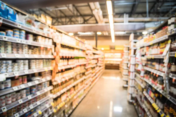 Elmosódott háttér különböző konzerv zöldségek élelmiszer-áruház Amerikában — Stock Fotó