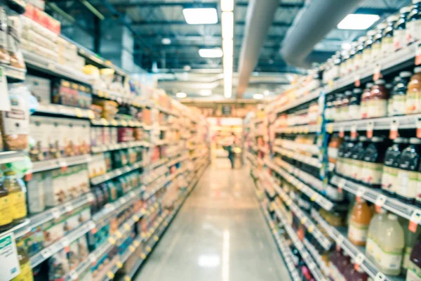 Vintage tone wazig achtergrond verscheidenheid van sappen suiker en sportdrankjes in de supermarkt in de VS — Stockfoto