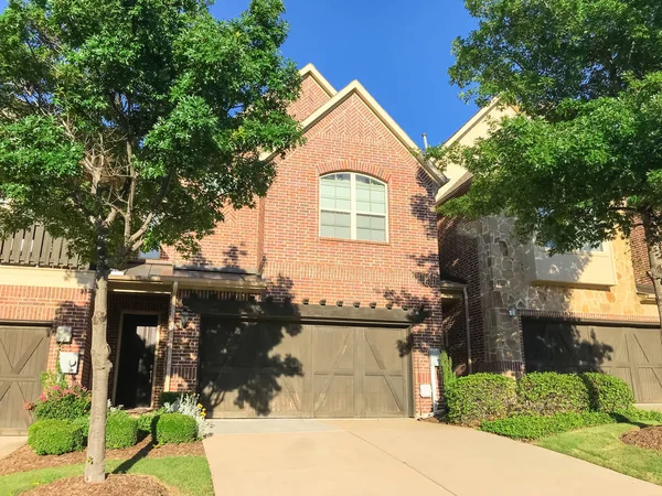 Entrada frontal de casa nueva con puertas de garaje de madera cerca de Dallas, Texas — Foto de Stock