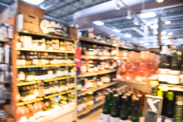 Blurry variedade de fundo de garrafas de vinho com etiquetas de preço na loja de bebidas americana — Fotografia de Stock