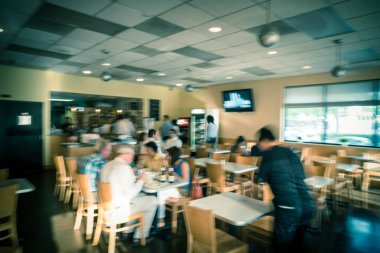 Bulanık arka plan garson kompakt Tay restoran kafede tabloları temizlemek