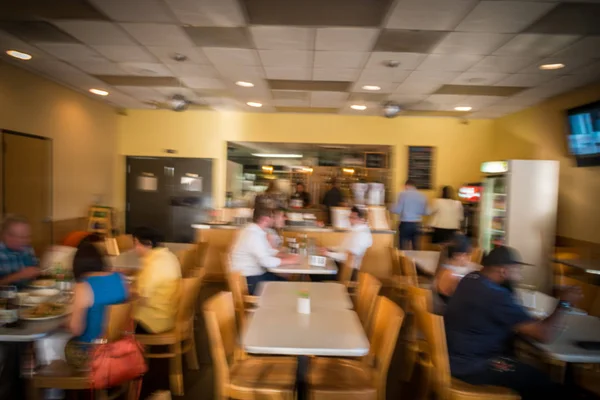 La gente de fondo borroso pedir comida para llevar en el mostrador en compacto café restaurante tailandés — Foto de Stock