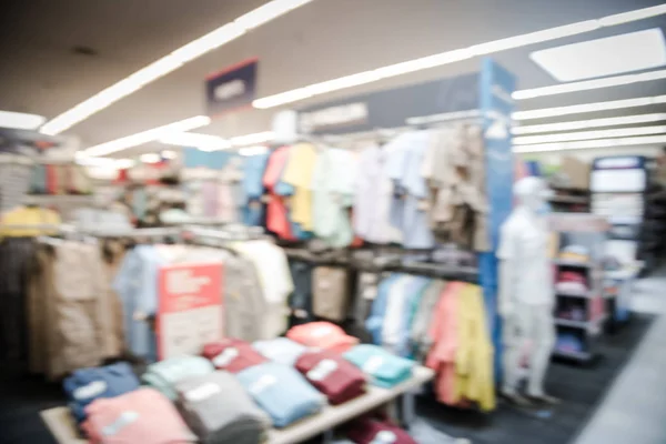 Blurry variedade de fundo de roupas ao ar livre na loja de esporte na América — Fotografia de Stock