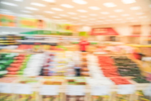 Fond flou tomates et produits frais à l'épicerie américaine — Photo