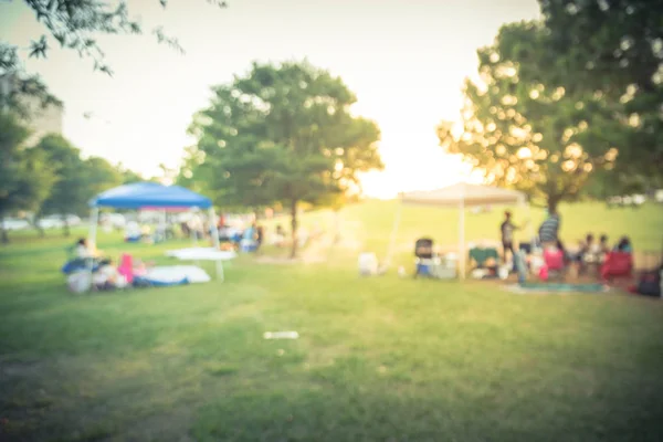 Verschwommener Hintergrund Menschen genießen Grillen und Zelten im lokalen Park bei Sonnenuntergang — Stockfoto