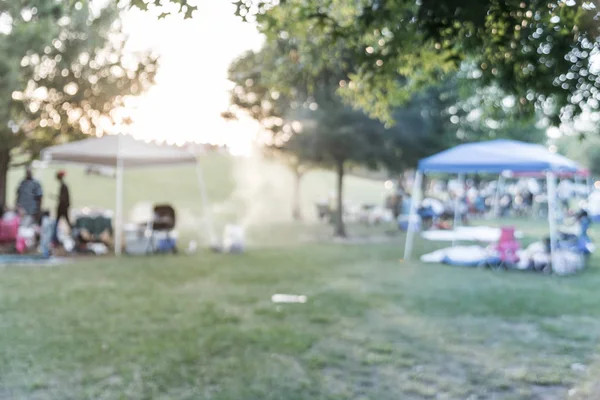 Gefilterter Ton verschwommenen Hintergrund Bewohner genießen Grill und campen im lokalen Park in den USA — Stockfoto