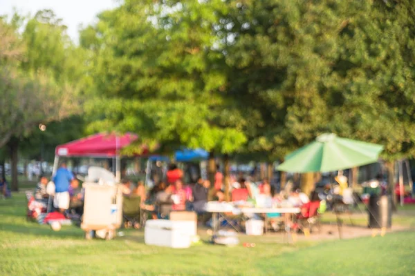 Residente de fundo desfocado desfrutar de churrasco e camping no parque local em Houston, América — Fotografia de Stock