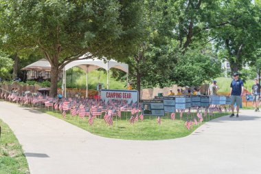 Anma Günü kutlama Şehir Dallas, Teksas Reverchon Park'ta Yük olay taşı