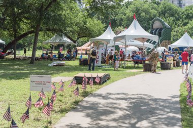 Anma Günü kutlama Şehir Dallas, Teksas Reverchon Park'ta Yük olay taşı