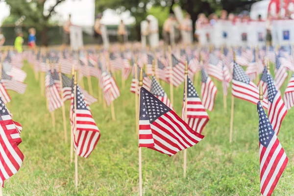 Οι σημαίες των Αμερικάνων με θολές σειρές ανθρώπων μεταφέρουν Έκπτωτους στρατιώτες να παρελαύνουν — Φωτογραφία Αρχείου