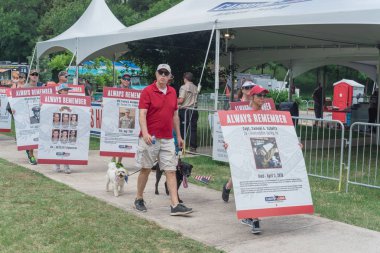 Kalabalık insanlar Anma Günü geçit töreninde Fallen Heroes fotoğraf pankartlar taşımak