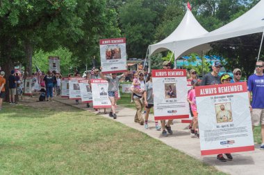 Kalabalık insanlar Anma Günü geçit töreninde Fallen Heroes fotoğraf pankartlar taşımak