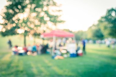 Aile üyelerinin filtrelenmiş görüntü bulanık arka plan grubu yerel parkta kamp keyfini çıkarın