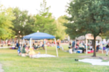 Aile üyelerinin bulanık arka plan grubu Houston şehir merkezinde yerel parkta kamp keyfini çıkarın