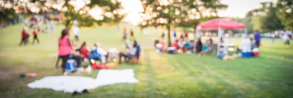 Vista panoramica gruppo sfondo sfocato di membri della famiglia godono di campeggio nel parco locale — Foto Stock