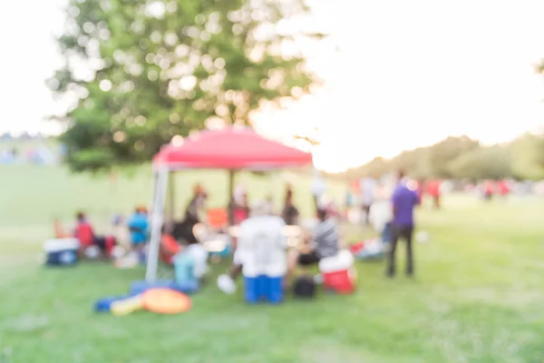 휴스턴 다운타운의 지역 공원에서 캠핑을 즐기는 가족들의 흐릿한 배경 그룹 — 스톡 사진