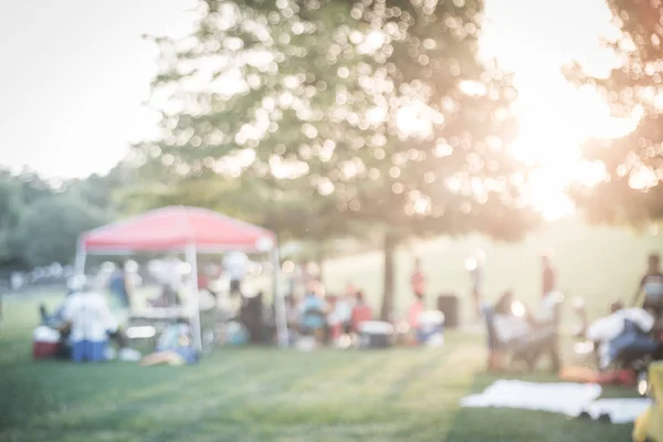 Image filtrée arrière-plan flou groupe de membres de la famille aiment camper dans le parc local — Photo
