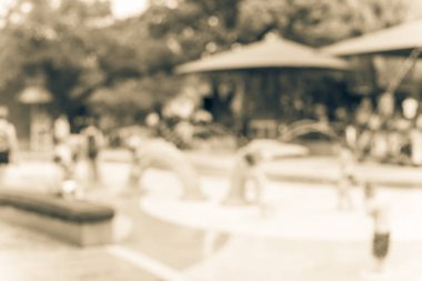 Filtrelenmiş görüntü bulanık arka plan ebeveynler ve çocuklar yaz aylarında su sıçrama ped ilerler