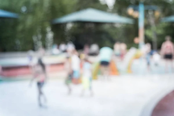 Immagine filtrata sfondo sfocato diversi bambini che giocano a spruzzi d'acqua pad — Foto Stock