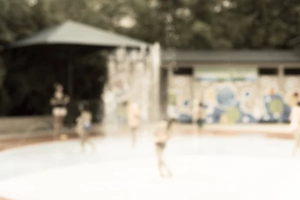 흐릿한 배경 부모와 아이들은 여름 시간에 물 튀김 패드를 즐길 수 — 스톡 사진