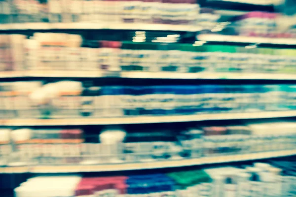 Фильтрованный тон расплывчатого фона разнообразие поставок краски в американский продуктовый магазин — стоковое фото