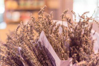 Texas, Abd'de yerel bir dükkanda kağıt şal lavanta buketi