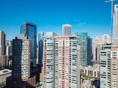 Nehir yürüyüşü boyunca drone görünümü yakın çekim Chicago gökdelenler