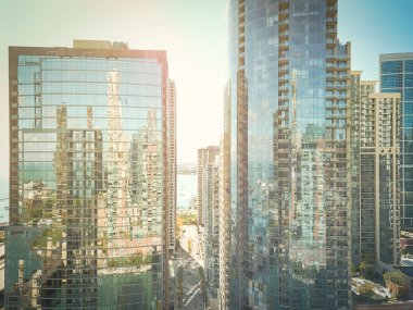 Nehir yürüyüşü boyunca drone görünümü yakın çekim Chicago gökdelenler