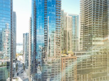 Nehir yürüyüşü boyunca drone görünümü yakın çekim Chicago gökdelenler