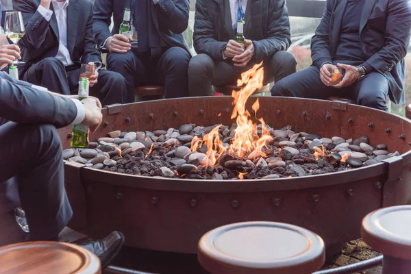 Gli uomini d'affari si ritrovano vicino al focolare del patio durante l'inverno a Chicago, in America — Foto Stock