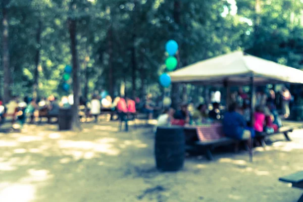 Imagen filtrada fondo borroso residente local disfruta de jardín de cerveza en la elaboración de cerveza en Texas, EE.UU. — Foto de Stock