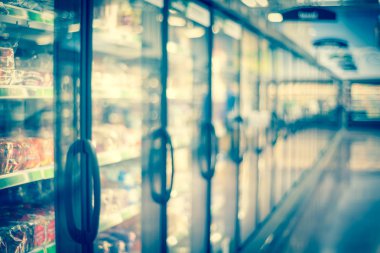 Amerikan süpermarketinde dondurucuda dondurulmuş ve işlenmiş gıda bulanık arka plan çeşitliliği