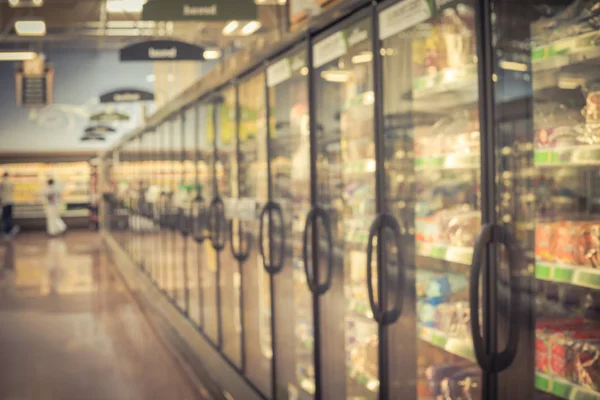 Rozmyte tło klientów zakupy mrożonych i przetworzonych żywności w supermarkecie w USA — Zdjęcie stockowe