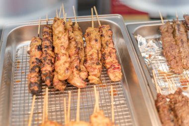 Amerika'da Asya pazarında karışık geleneksel satay gıda