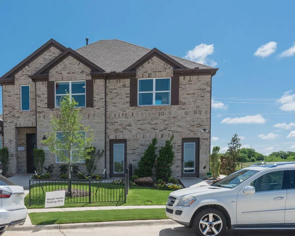 Gloednieuw model huis met auto's op straat in de buurt van Dallas, Texas — Stockfoto